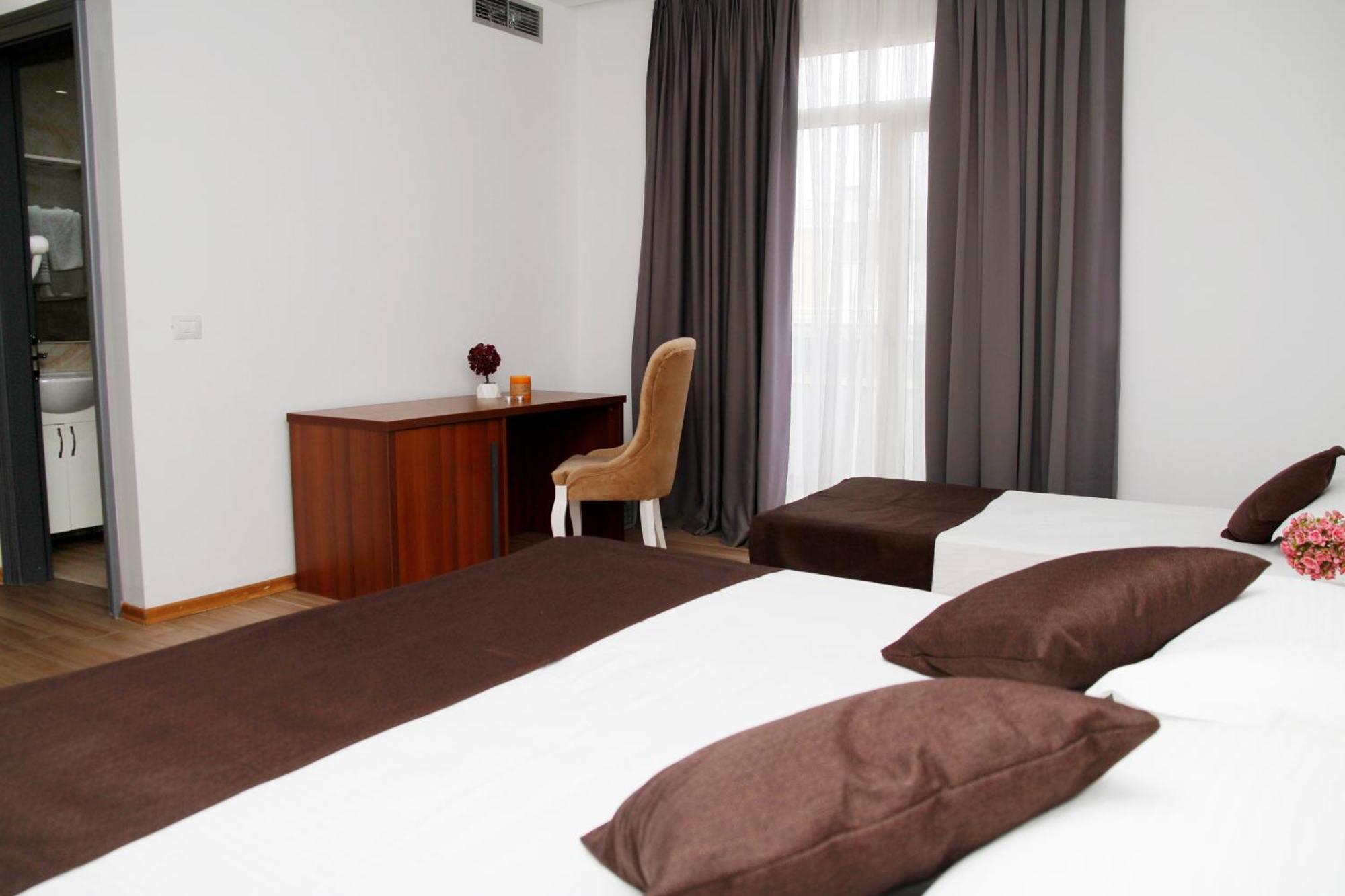 Amh Hotel Durres Exterior photo